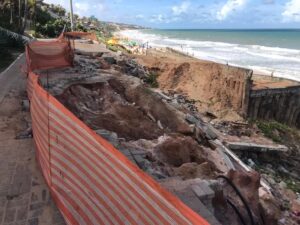 Imagem dos estragos causados no calçadão da praia de Ponta Negra/RN.