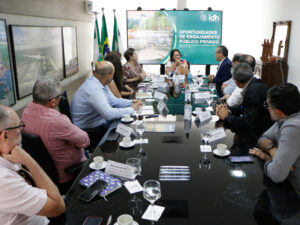 Imagem de representantes na mesa da sala de reuniões da Governadoria.