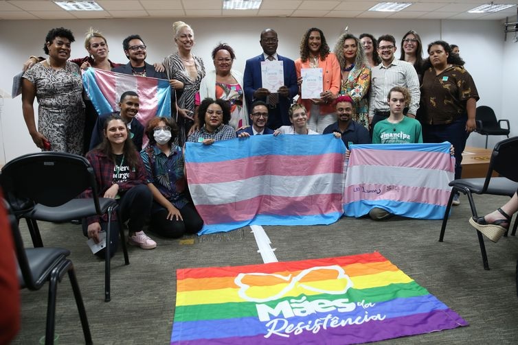 Imagem do ministro dos Direitos Humanos com grupo LGBTQIA+.