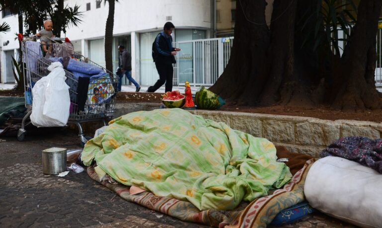 Imagem de pessoa dormindo em situação de rua.