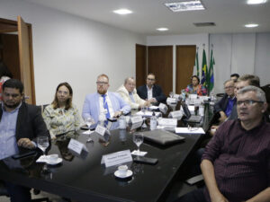 Imagem da sala de reunião com a governadora, secretários e técnicos do estudo.