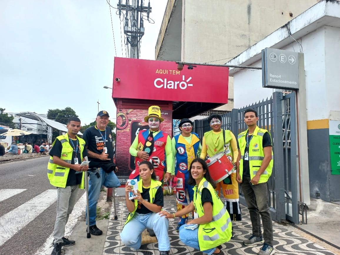 Imagem de equipe de educadores fazendo pose pra foto.