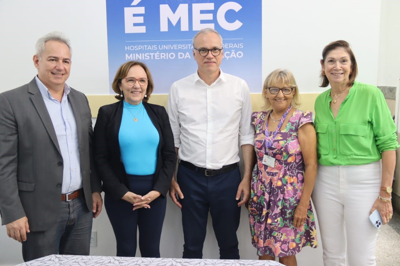 Imagem da senadora Zenaide com equipe do Instituto do Cérebro.