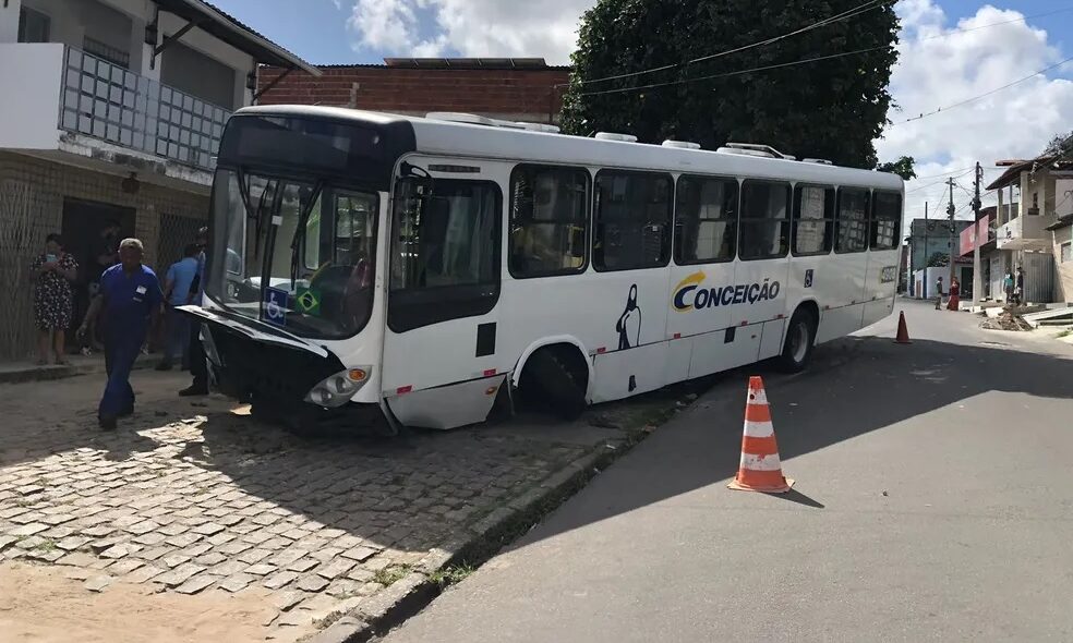 Imagem do ônibus com pneu danificado, após invadir a calçada.