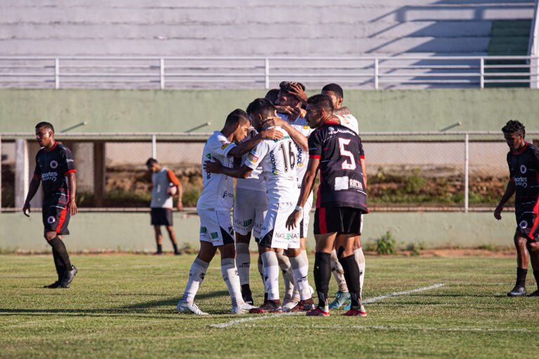 Imagem dos jogadores do ABC aglomerados e em comemoração.