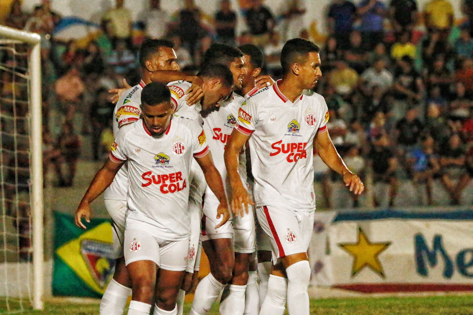 Imagem de jogadores do América, após comemoração em campo.