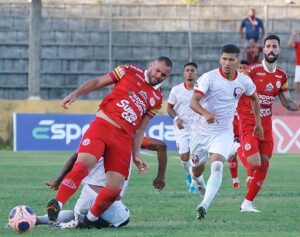 Imagem de jogadores do América e Santa Cruz na dividida de bola.