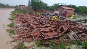 Imagem da estrutura do telhado do galpão no chão após o desabamento.