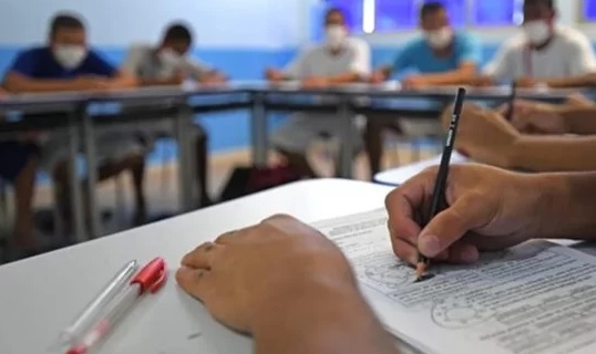 Imagem de alunos em sala de aula fazendo atividade.