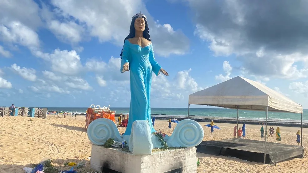 Imagem da estátua de Iemanjá na Praia do Meio.