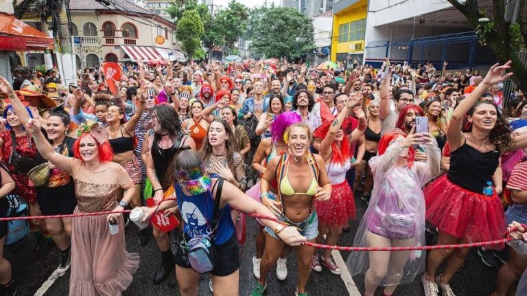 Imagem ilustrativa de foliões em bloco de carnaval.