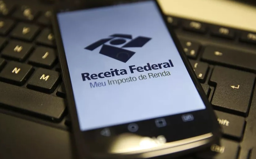 Imagem de celular com logo da Receita Federal.