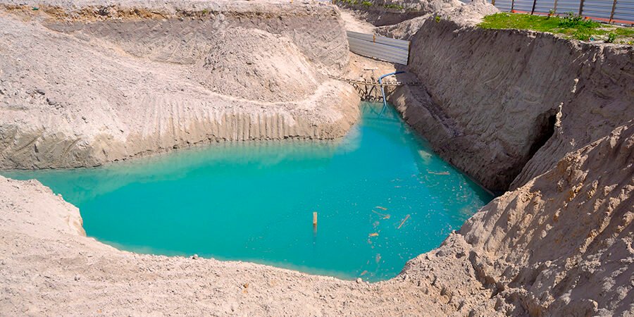 Imagem aérea da "lagoa azul" formada pela água do afloramento.