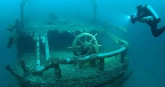 Imagem do navio naufragado no fundo do mar.