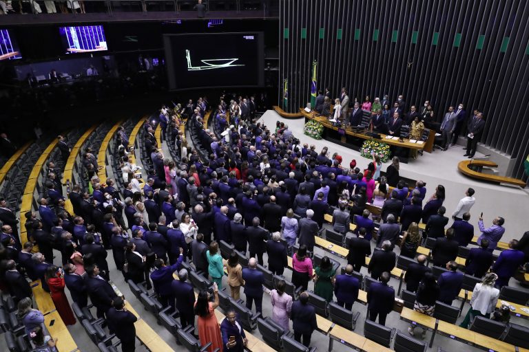 Imagem de cima da solenidade de posse dos deputados no plenário da Câmara.