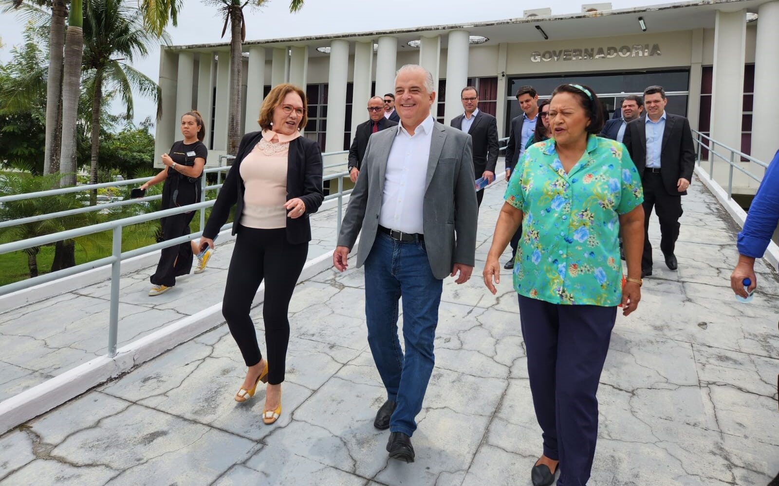 Imagem da Senadora Zenaide, Ministro Marcio Franca e a Governadora Fatima Bezerra descendo a rampa da Governadoria.