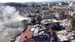 Imagem de área destruída pelo terremoto na Turquia.