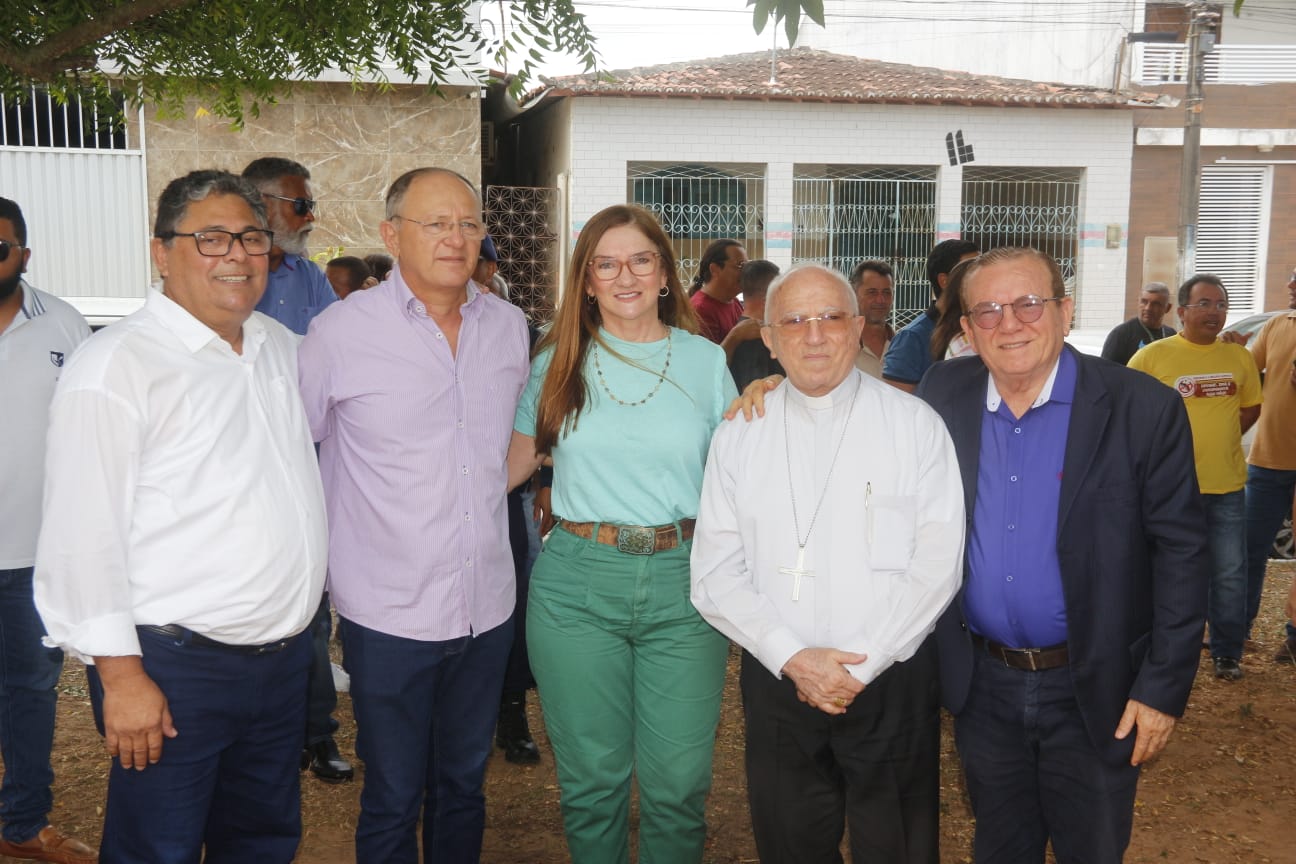 Imagem do secretário Jaime Calado ao lado do padre Murilo, Dom Jaime, o dep. federal Benes Leocádio e a dep. estadual Terezinha Maia.