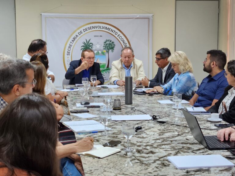 Imagem do secretário Jaime Calado e dos representantes das câmaras setoriais.