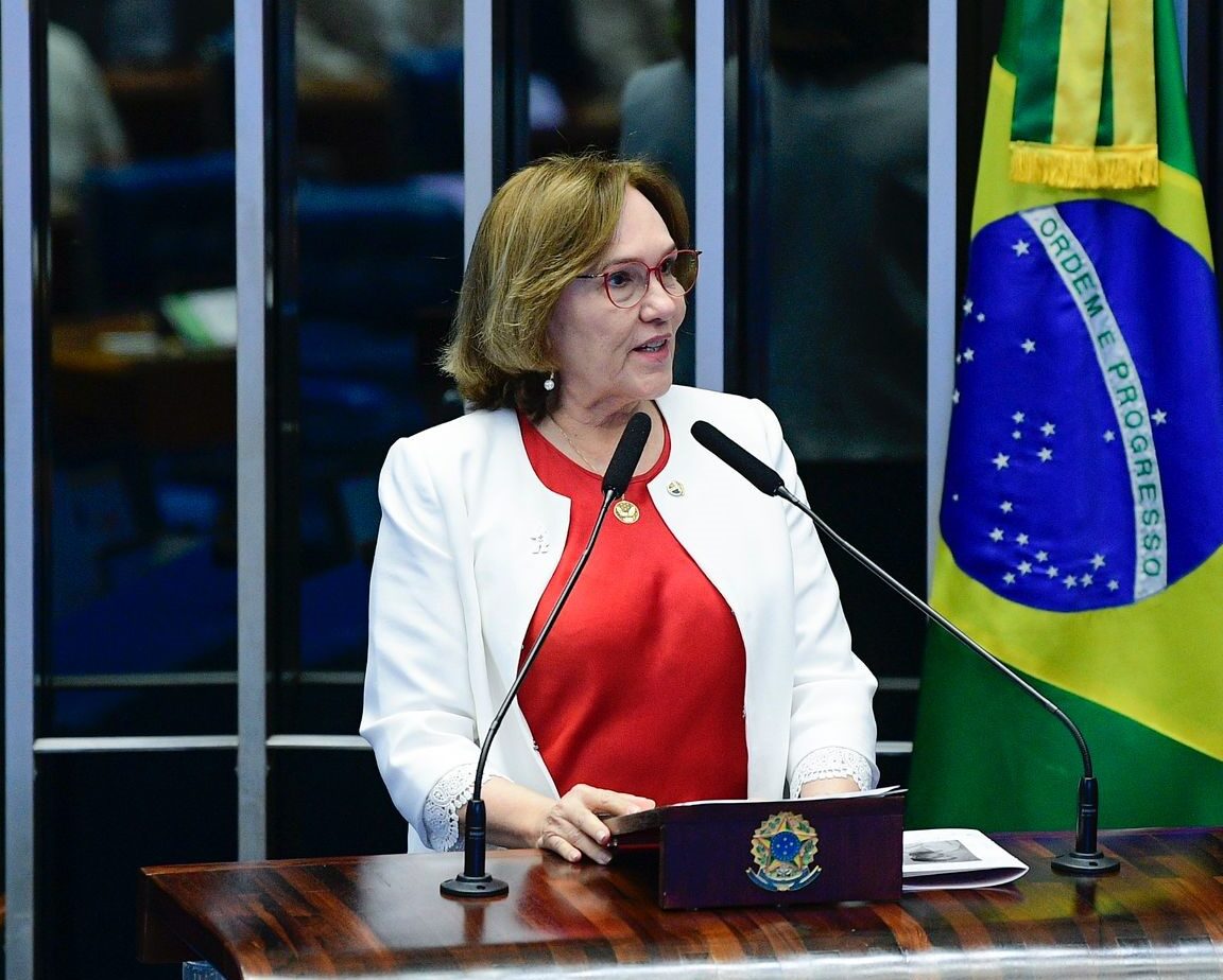 Imagem da senadora Zenaide Maia na Tribuna do Senado.