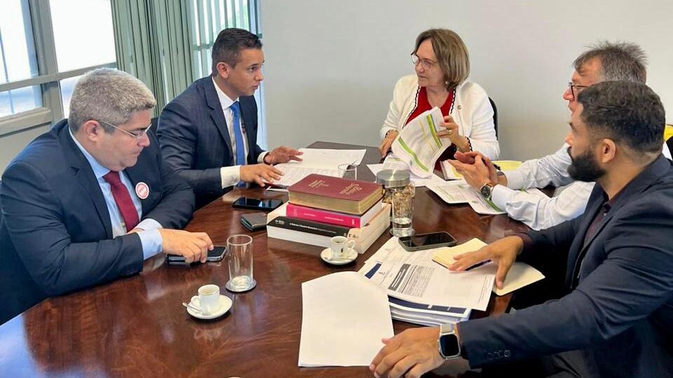 Imagem do prefeito Allyson Bezerra reunido com a senadora Zenaide Maia e auxiliares.