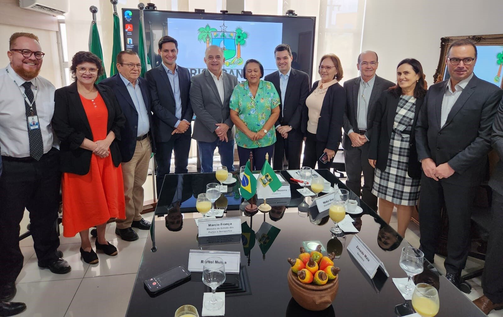 Imagem da Governadora Fátima, com o ministro Márcio, a senadora Zenaide e demais autoridades.