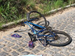 Imagem da bicicleta no calçamento da via.