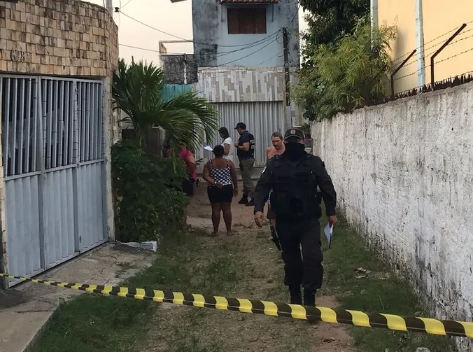 Imagem da área externa da casa onde o crime aconteceu.