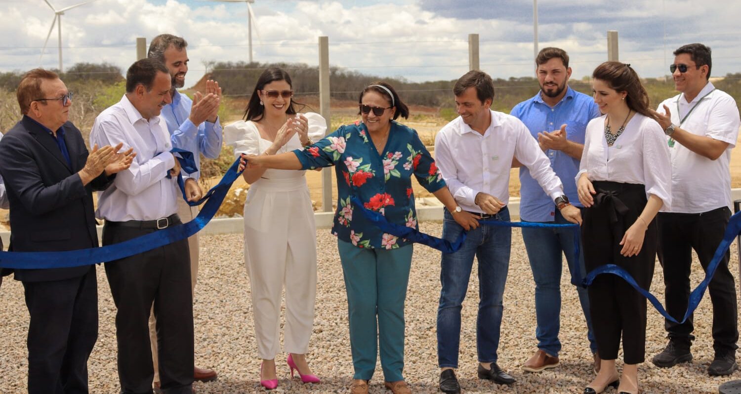 Imagem da governadora e os dirigentes da empresa desfazendo o laço inaugural.