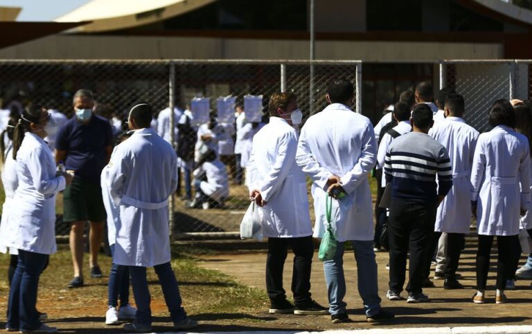 Imagem de médicos em evento.