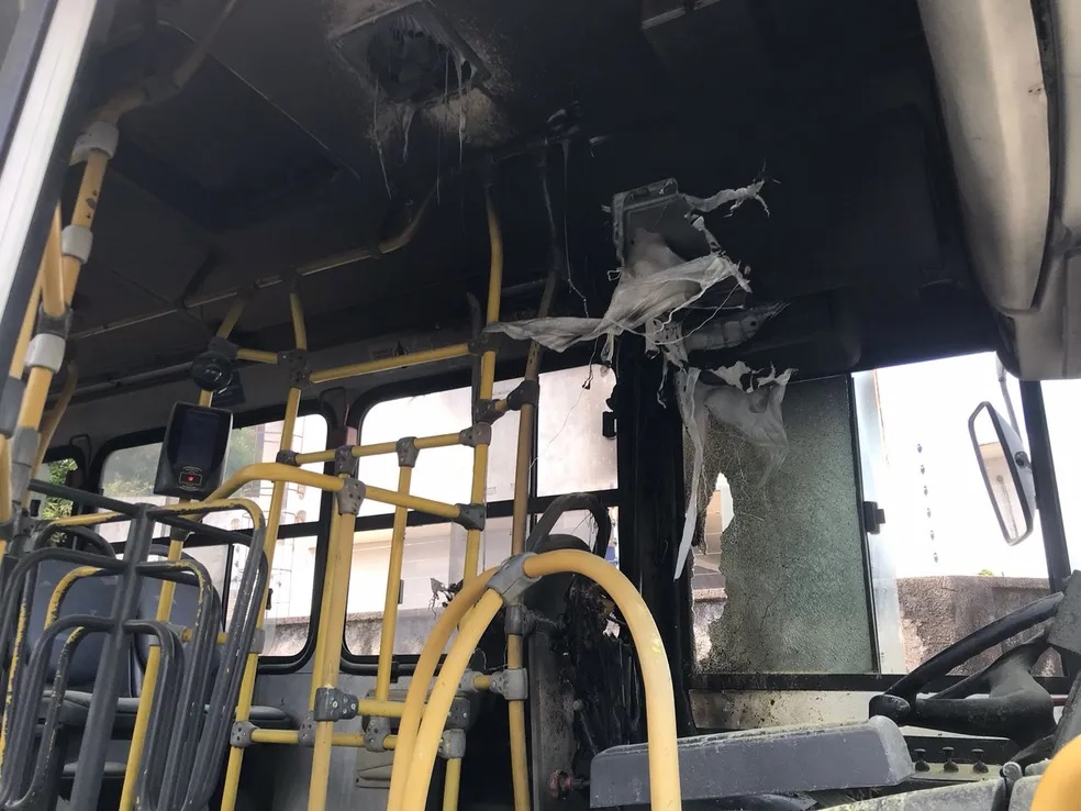 Imagem da destruição parcial do ônibus que foi incendiado.