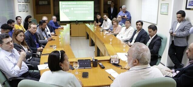 Imagem da sala de reunião entre a governadora Fátima e o presidente da Petrobras Jean Paul e auxiliares.