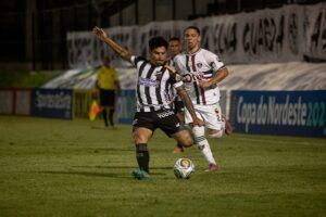 Jogadores do ABC de Natal e Fluminense do Piauí disputando a bola.