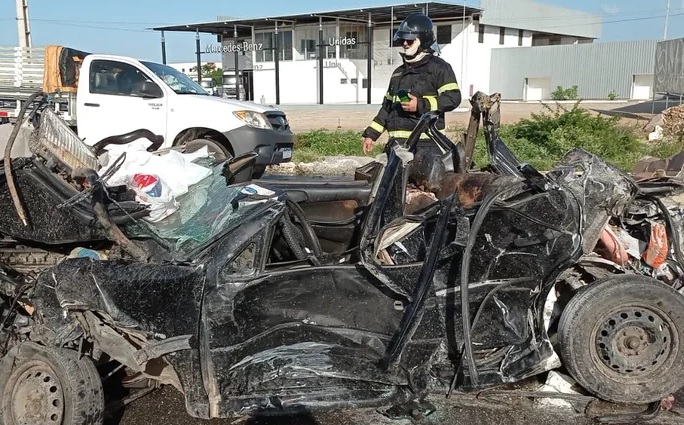 Imagem do carro destruído.