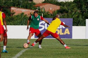 Treino do América com atletas fazendo jogo treino.