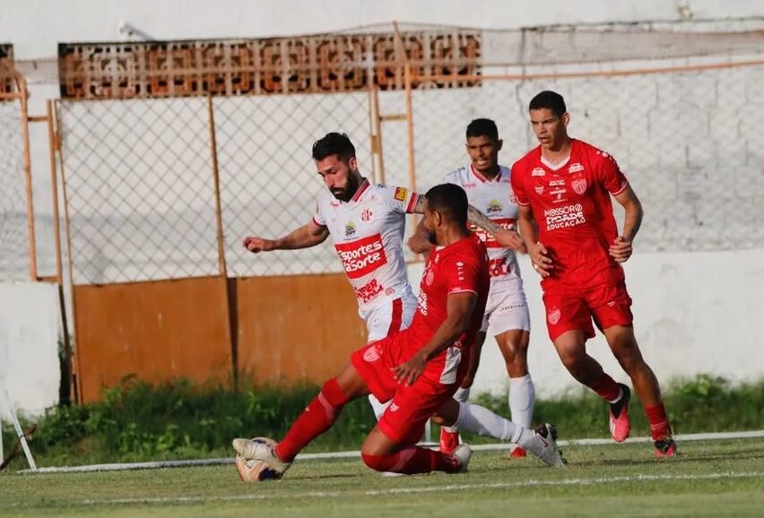 Imagem de jogadores do América e Potiguar na dividia de bola.