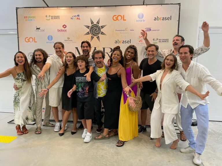 Atores da novela Mar do Sertão fazendo pose para foto no Centro de Convenções de Natal .