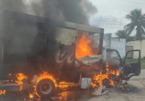 Imagem de caminhão da Coca-Cola em chamas.