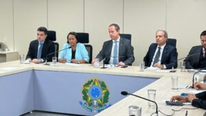 Imagem da governadora Fátima Bezerra durante reunião de emergência em Brasília.