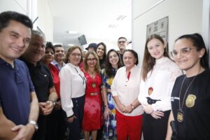 Imagem da governadora com autoridades posando pra foto após descerramento da placa.