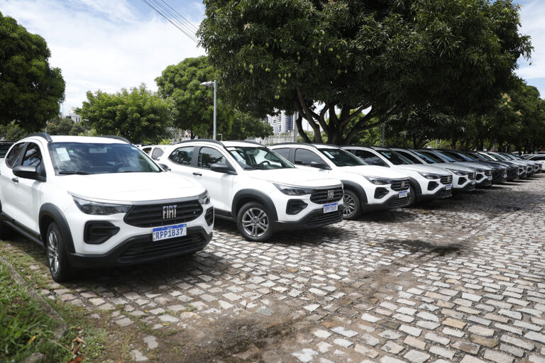 Imagem dos veículos lado a lado no estacionamento da Escola de Governo.