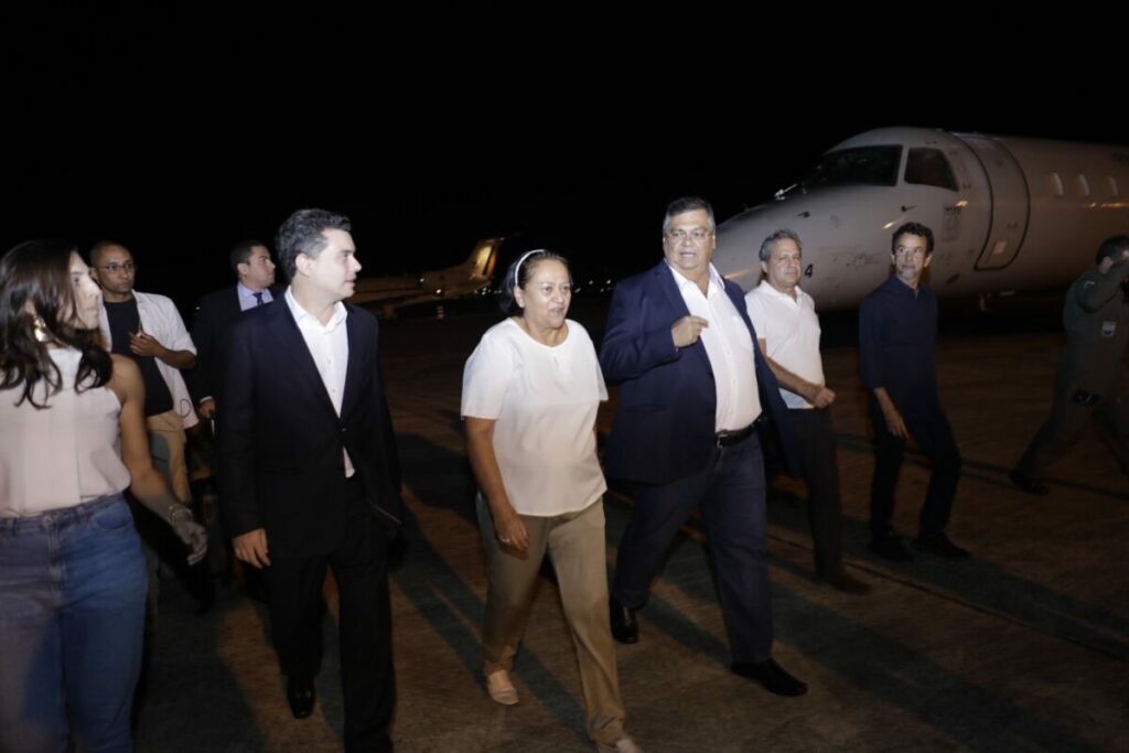 Ministro Flávio Dino desembarcando em Natal ao lado da governadora Fátima e autoridades.