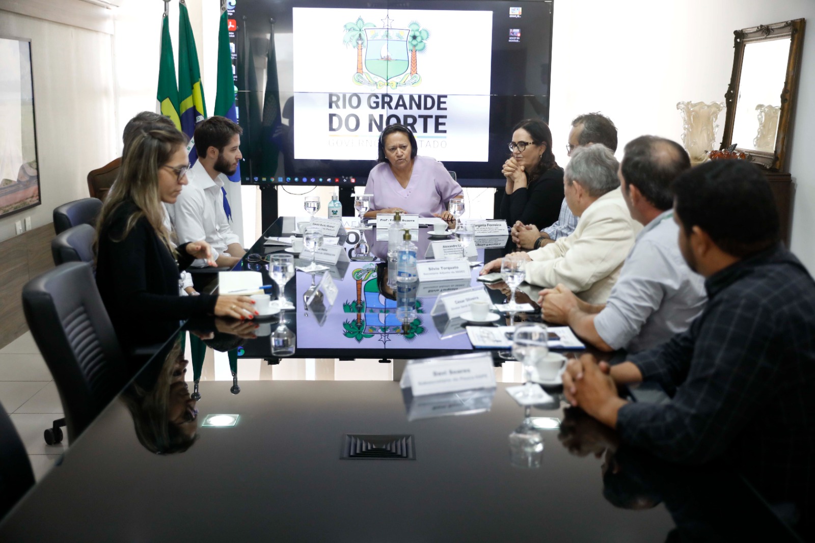 Imagem da reunião com a governadora Fátima Bezerra.