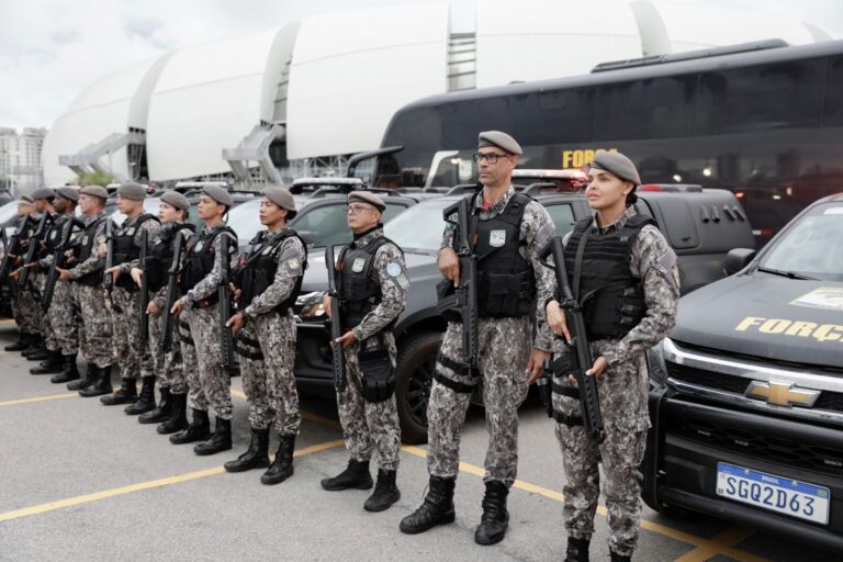 Homem da Força Nacional de Segurança em posição de sentido.