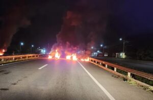 Pneus em chamas durante a madrugada na BR-101 em uma ponte de Canguaretama/RN.