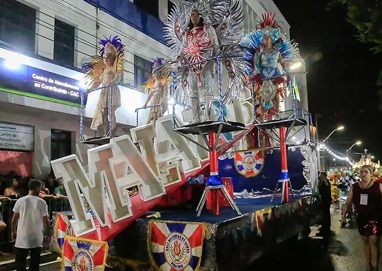 Imagem de alegoria da Escola de Samba no desfile.