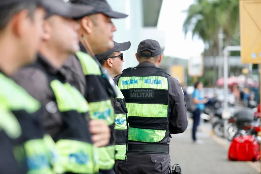 Policiais Militares lado a lado em ação de policiamento.