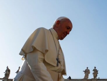 Imagem do Papa Francisco mostrando um céu azul como cenário .