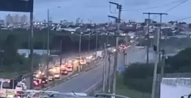 Visão geral do trânsito na ponte de Igapó, Natal/RN.