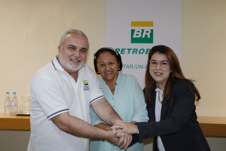 Imagem da governadora Fátima, do presidente da Petrobras, Jean Paul e da diretora da Potigás, Marina.